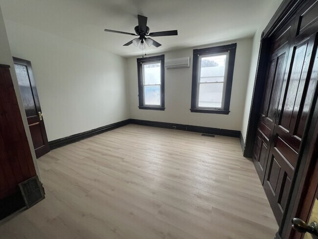 Foto del edificio - 499 E High St