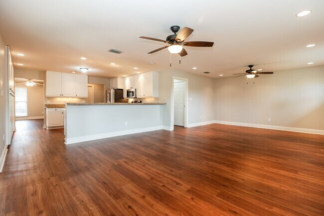 Building Photo - 2228 Treehaven Cir