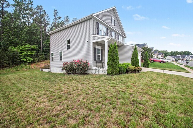 Building Photo - Stunning & Spacious 3-Level Single Family Home in Lees Parke – Move-In Ready!