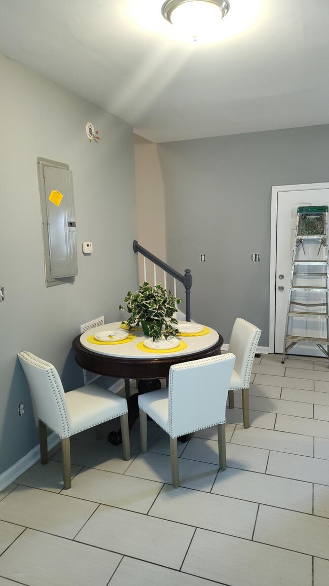 Foto del edificio - Room in Duplex on Jones Ave NW