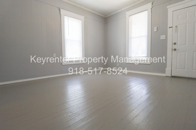 Building Photo - E 4th Street Duplex