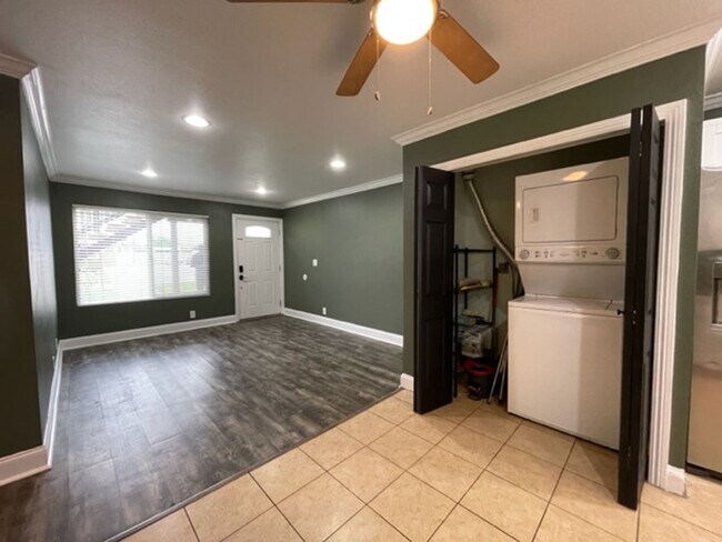 Foto del edificio - 3 bedroom-2 bathroom Single Story Condo in...