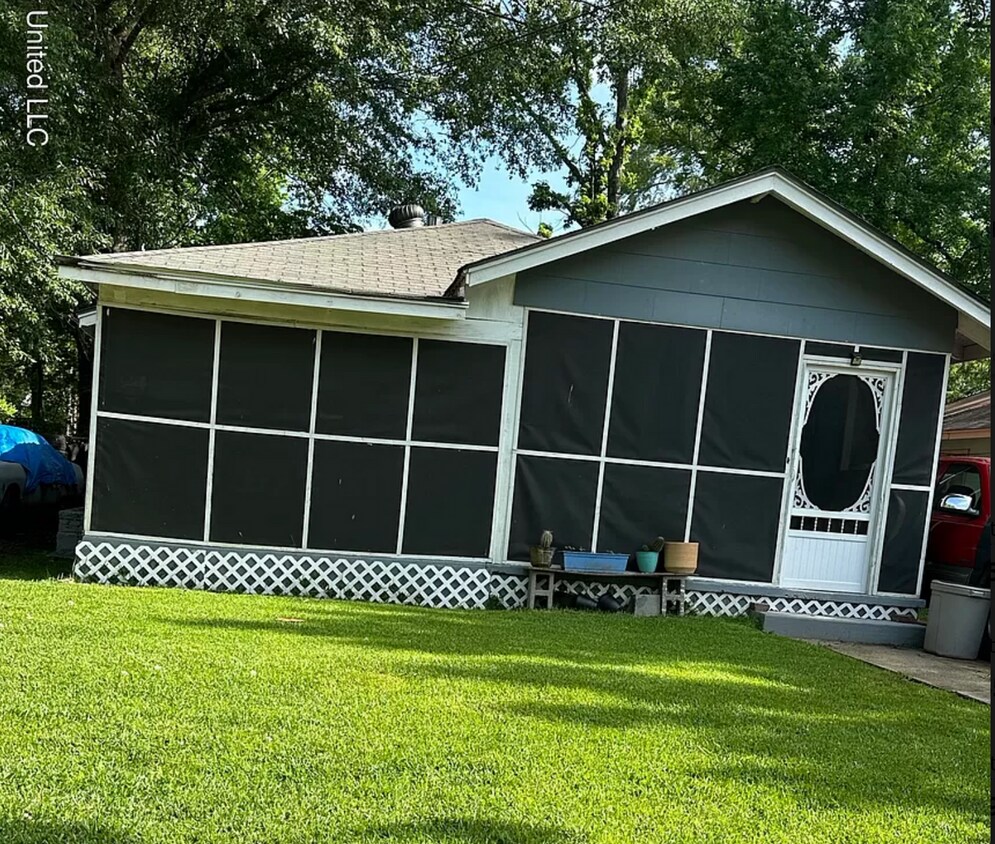 Primary Photo - HUD Friendly 3 Bed 1.5 Bath Completely Rem...