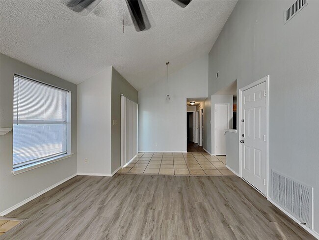 Foto del edificio - Captivating Single Family Home | 3 BR/2BA | 1-Car Covered Parking | Gated backyard
