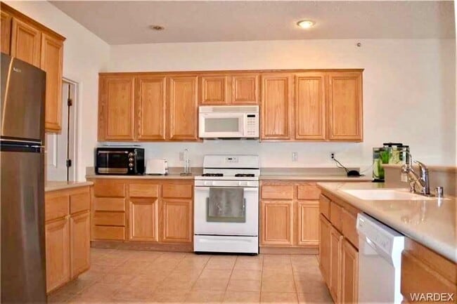 Building Photo - 3 BEDROOM 2 BATH HOUSE