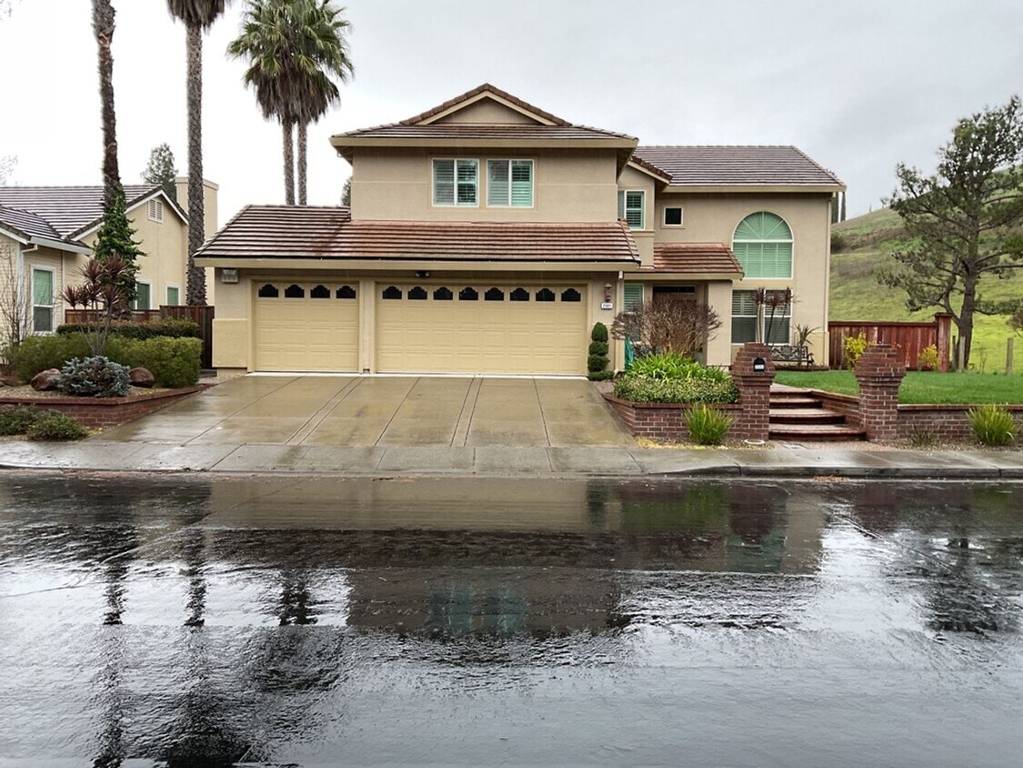 Foto principal - Gorgeous Home in Gated Community