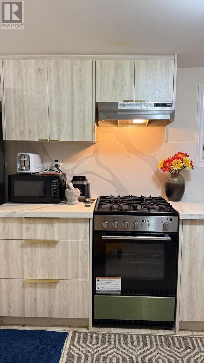 Photo du bâtiment - 657 Pharmacy Ave