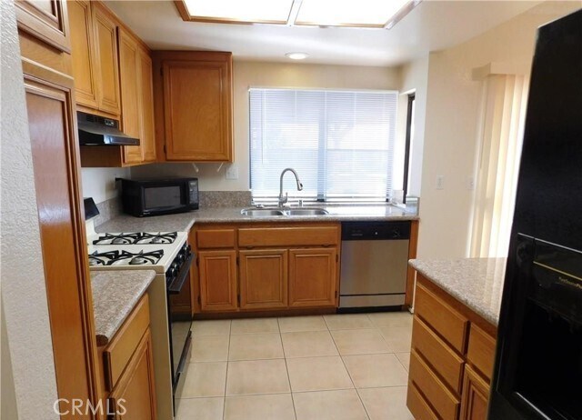 Foto del edificio - 14656 Blackbush Rd