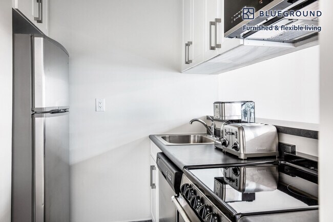 Building Photo - 225 E 85th St