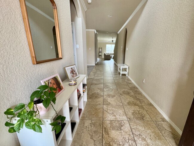 Building Photo - Spacious & Versatile Floor Plan in Prime S...