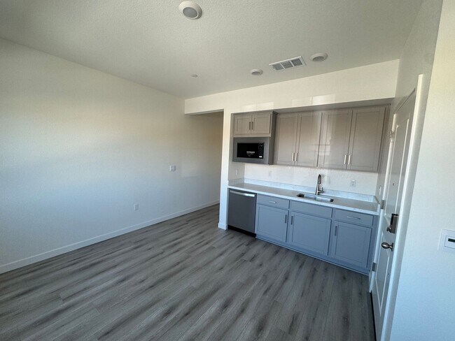 Foto del edificio - One Bedroom & One Bathroom Apartment