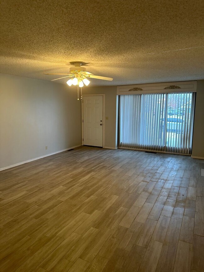 Building Photo - 2 Bed 2 Bath Condo