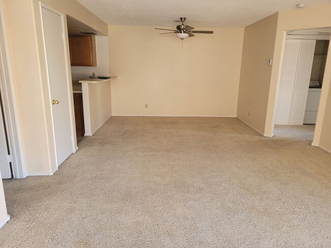 Building Photo - Upstairs 2bed condo Spring Mountain and Ft...