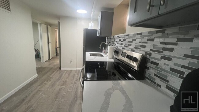 Foto del edificio - GUT RENOVATED LARGE 1 BEDROOM  SEMI- BASME...