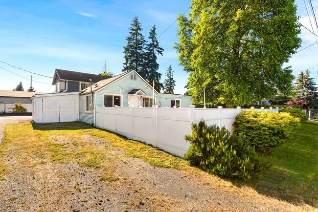 Building Photo - White Center/Burien 3 Bedroom Rambler - Large Fenced Yard