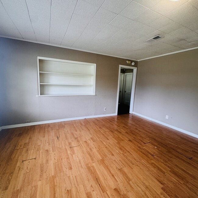 Building Photo - 2355 N Lynwood Dr