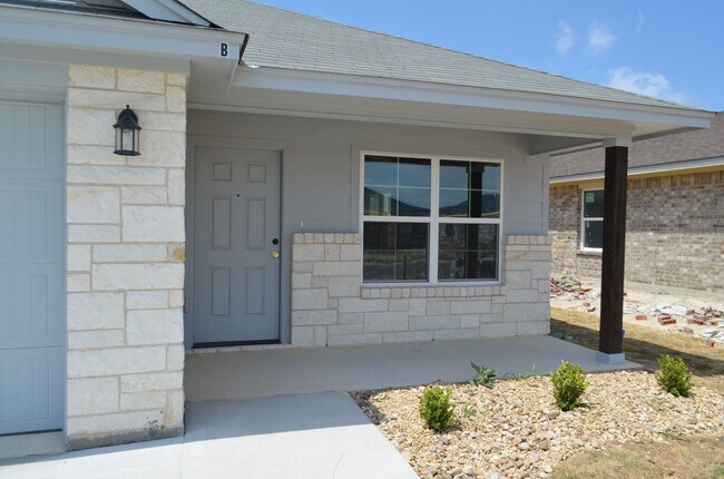 Building Photo - 1826 Castroville Trl