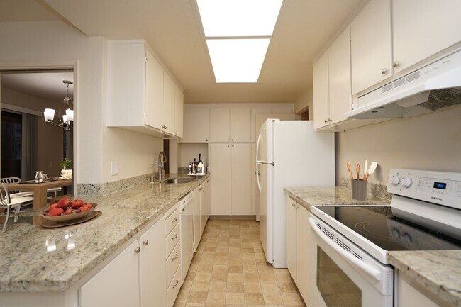 Foto del edificio - Updated Condo Walking Distance to Downtown...