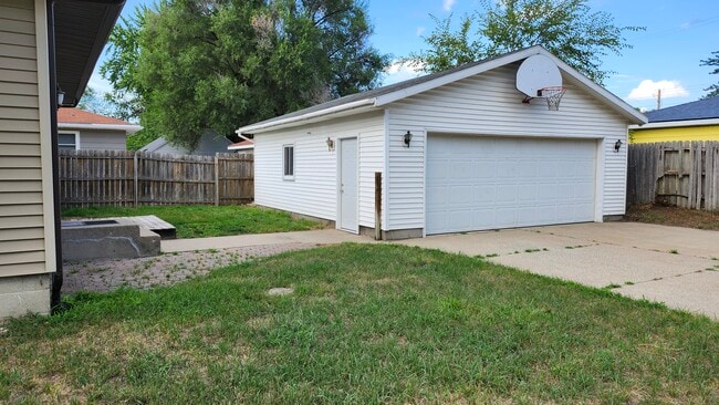 2 stall garage - 3456 Flamingo Ave SW