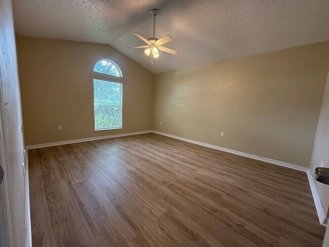 Foto del edificio - COMING SOON: Charming Home in Prime Deltona Neighborhood