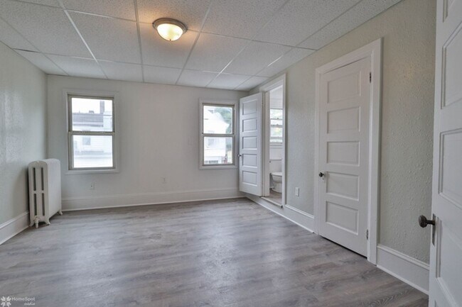 Building Photo - Brand-new renovated apartment with high en...