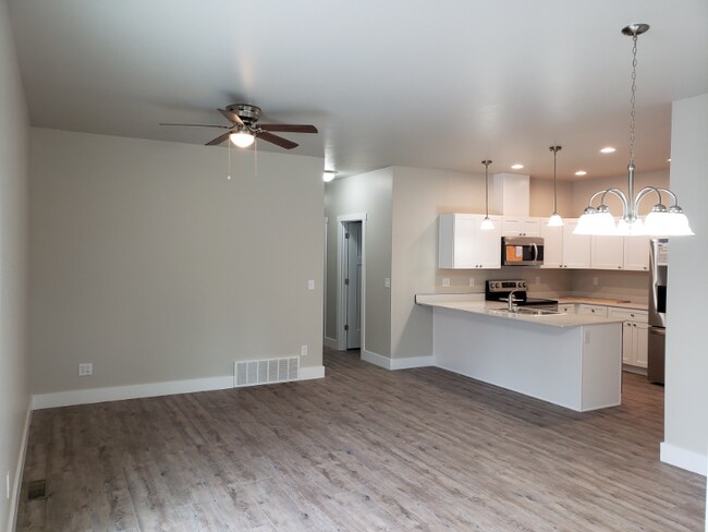 Building Photo - 166 Fairway Blvd