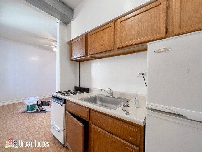 Building Photo - 2405 W Wilson Ave