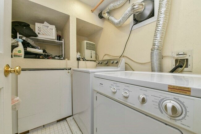 Building Photo - 46 Bigelow St