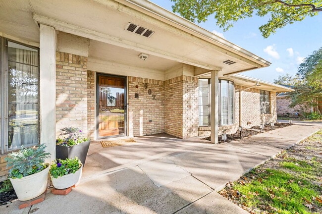 Building Photo - "Charming 3-Bed Oasis with Fireplace in the Heart of Grapevine – 2,238 Sq Ft of Comfort!"