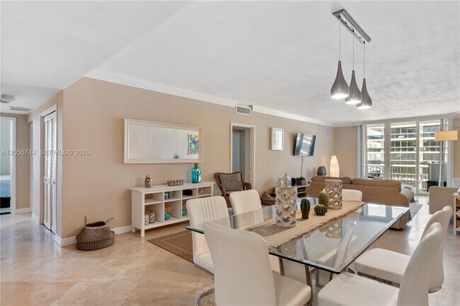 Foto del edificio - 5825 Collins Ave
