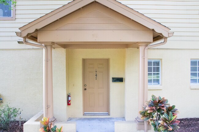 Entrada principal - 405 S Lake Ave