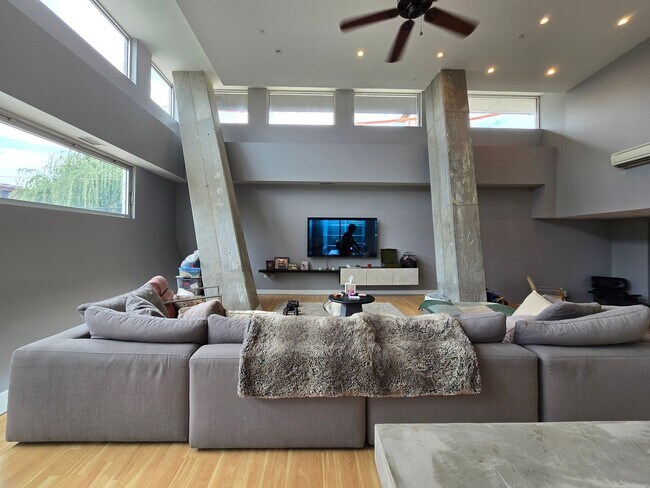 Building Photo - HUGE Stunning Bright 3 bed 2.5 bath loft i...