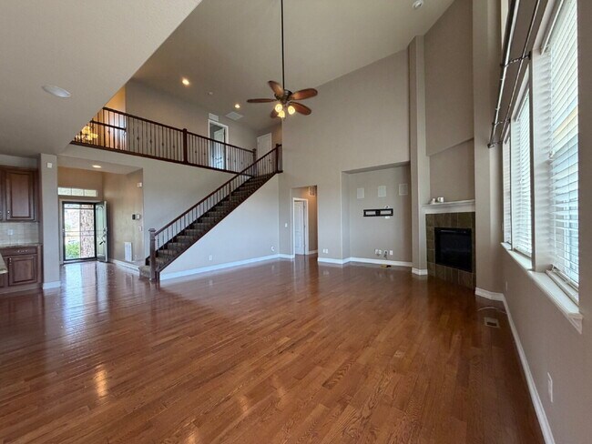 Foto del edificio - Luxurious 5-Bed Oasis with Scenic Views and Elegant Finishes in Blackstone Country Club, Includes...