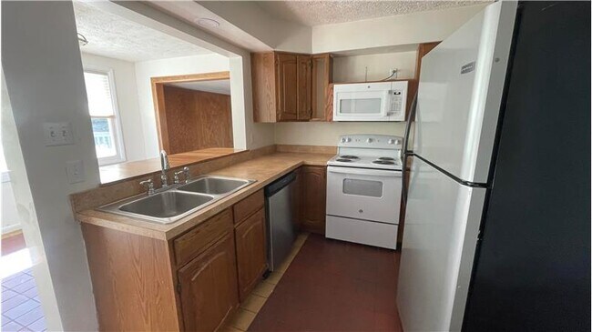Building Photo - 134 Troy Pl
