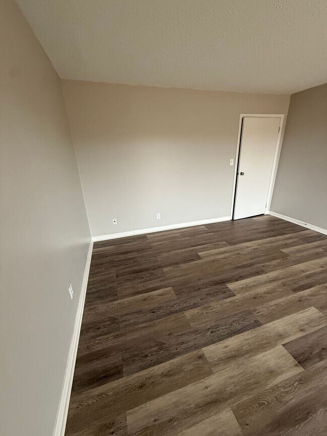 Building Photo - 206 Cloverleaf Dr