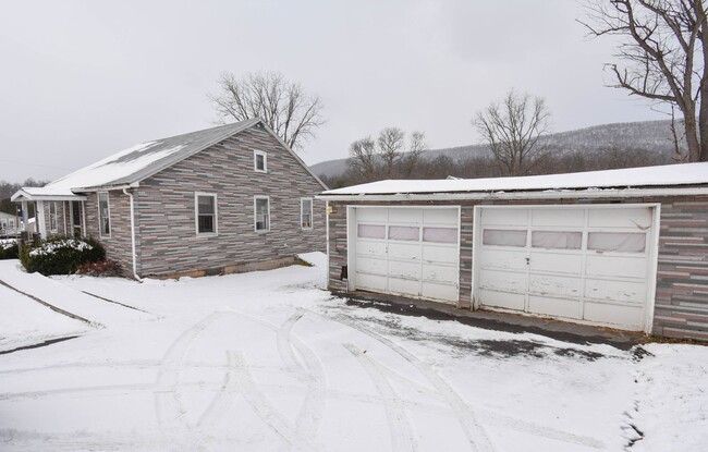 Foto del edificio - Quaint Home in Mill Hall with 2 Car Garage!