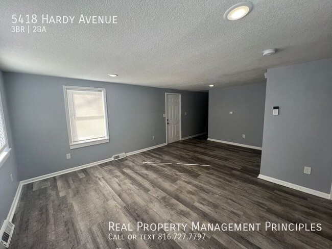 Building Photo - Pet-friendly, Completely Remodeled, Spacio...