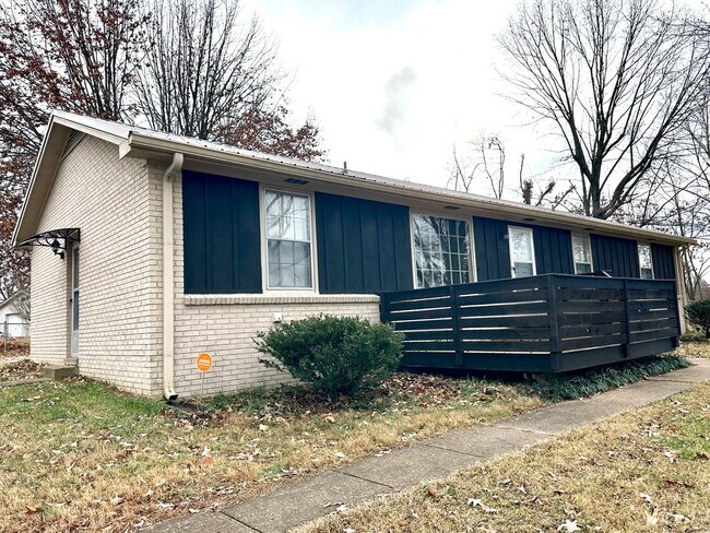 Foto del edificio - 28 Leonard Dr