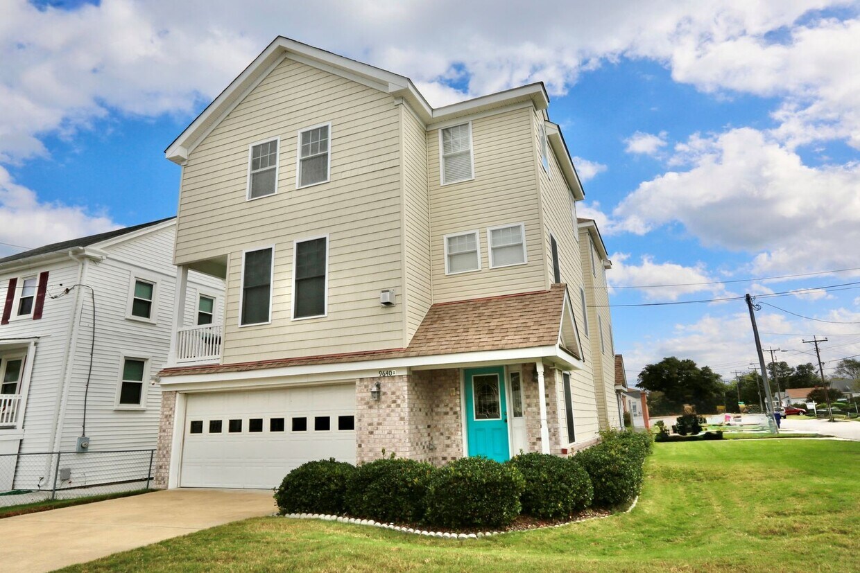 Primary Photo - Beautiful 3 Bedroom Duplex by the Beach! A...