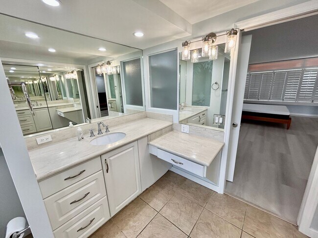 Foto del edificio - Colony Surf fully furnished and newly remodelled oceanfront "end unit" with parking + washer/drye...