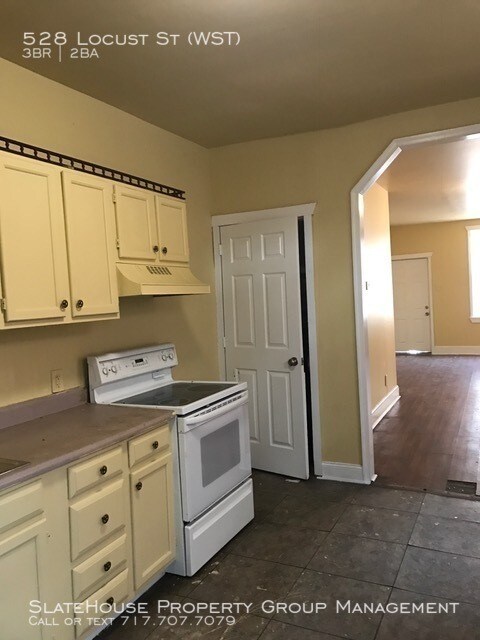 Building Photo - Large 3 bedroom house with two full bathrooms