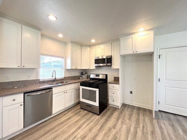 Building Photo - 1629 Kendall Dr