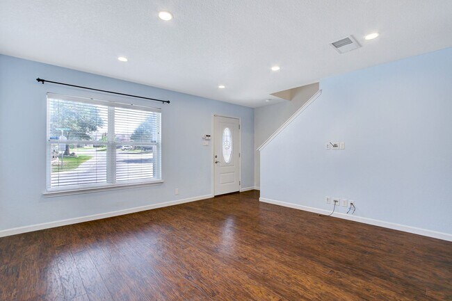 Foto del edificio - Luxury Meets Convenience in This Ideally L...
