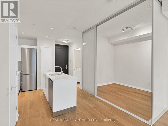 Photo du bâtiment - 90 Park Lawn Rd