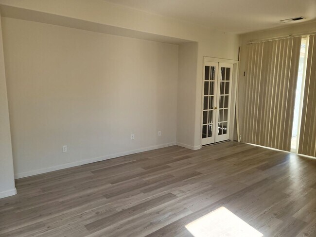 Building Photo - 3 bedrooms, office or den, 2 bath home in ...