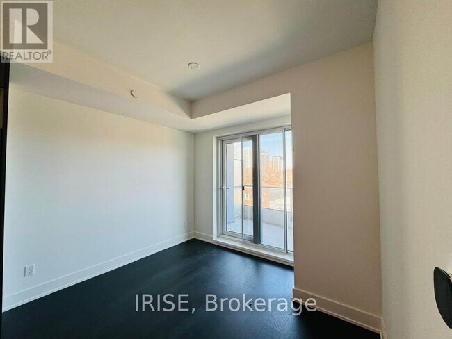 Photo du bâtiment - 8-408 Manor Rd W