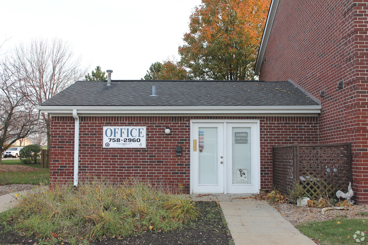 Primary Photo - Briarwood Apartments of DeKalb