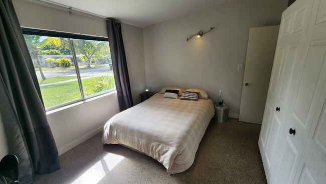 Foto del edificio - 565 NW 128th St