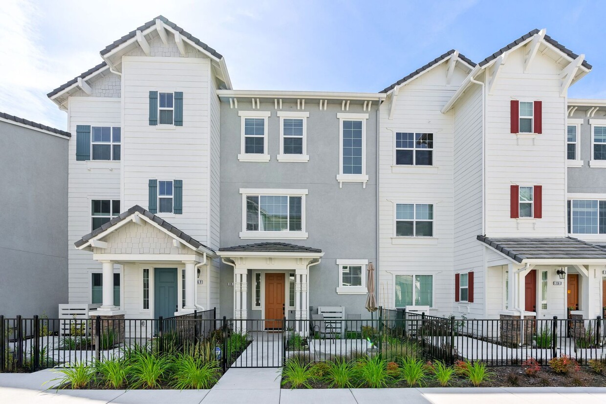 Primary Photo - Updated 3 bed 2.5 bath Townhome available ...