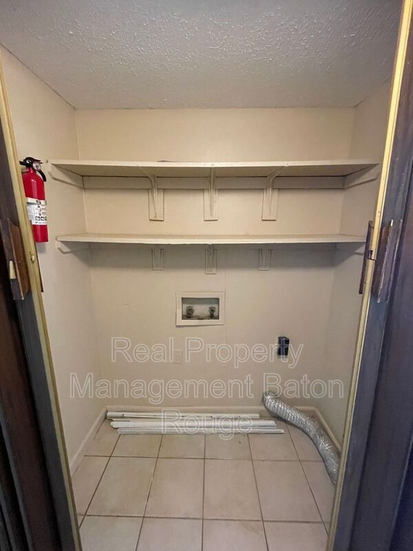 Building Photo - 4152 Southpark Dr